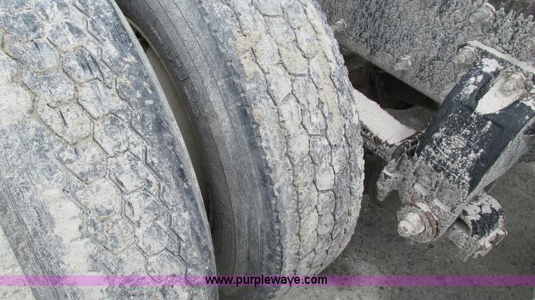 image for item I3041 1999 Peterbilt 377 semi truck