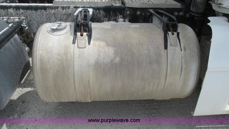 image for item I3041 1999 Peterbilt 377 semi truck