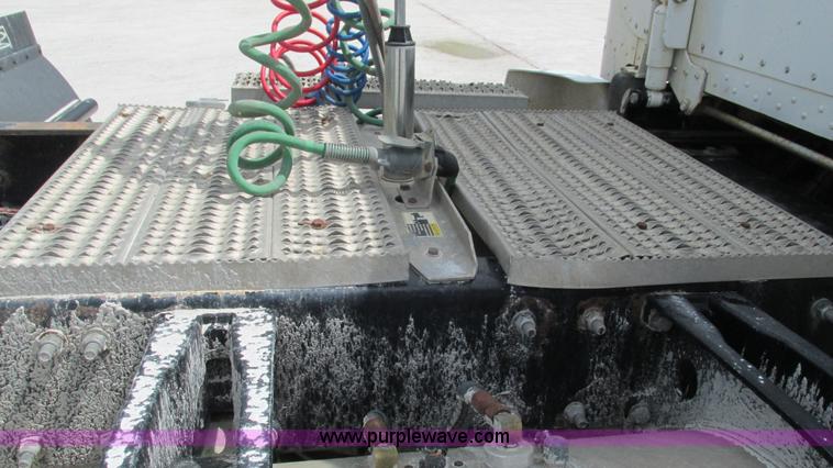 image for item I3041 1999 Peterbilt 377 semi truck