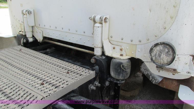 image for item I3041 1999 Peterbilt 377 semi truck