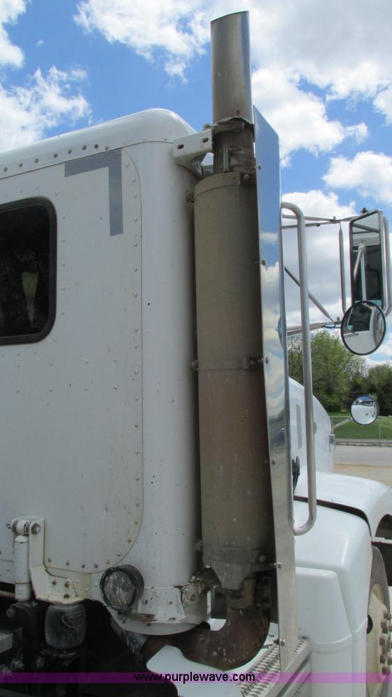 image for item I3041 1999 Peterbilt 377 semi truck