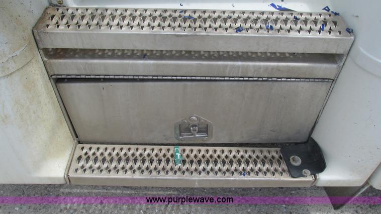 image for item I3041 1999 Peterbilt 377 semi truck