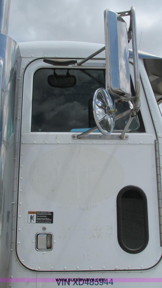 image for item I3041 1999 Peterbilt 377 semi truck