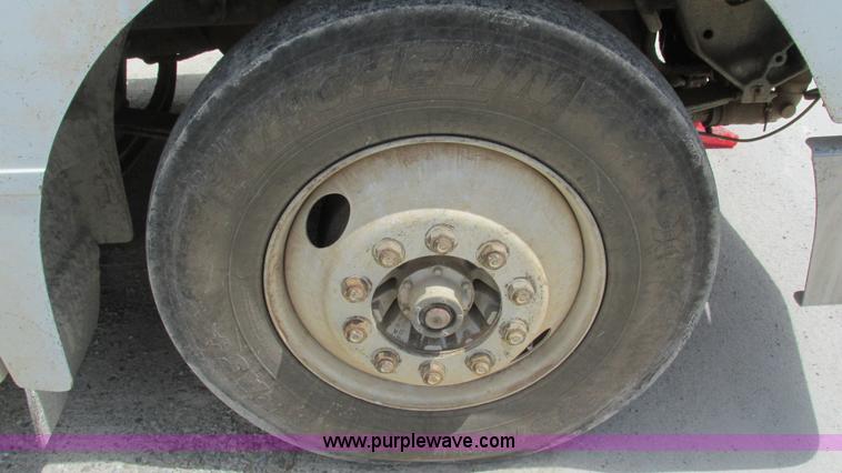 image for item I3041 1999 Peterbilt 377 semi truck