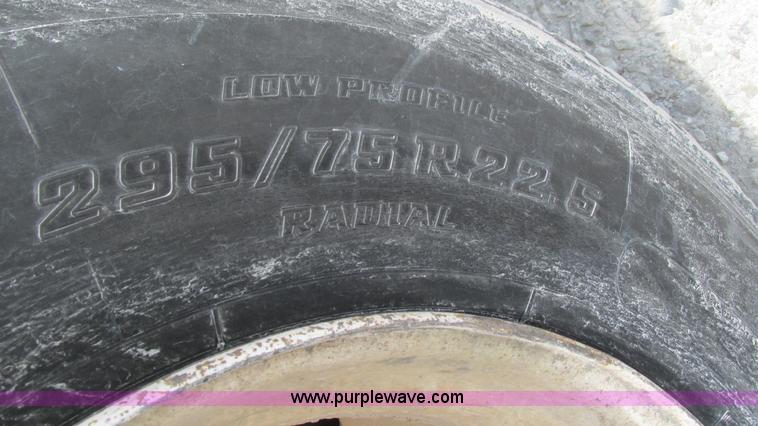 image for item I3041 1999 Peterbilt 377 semi truck