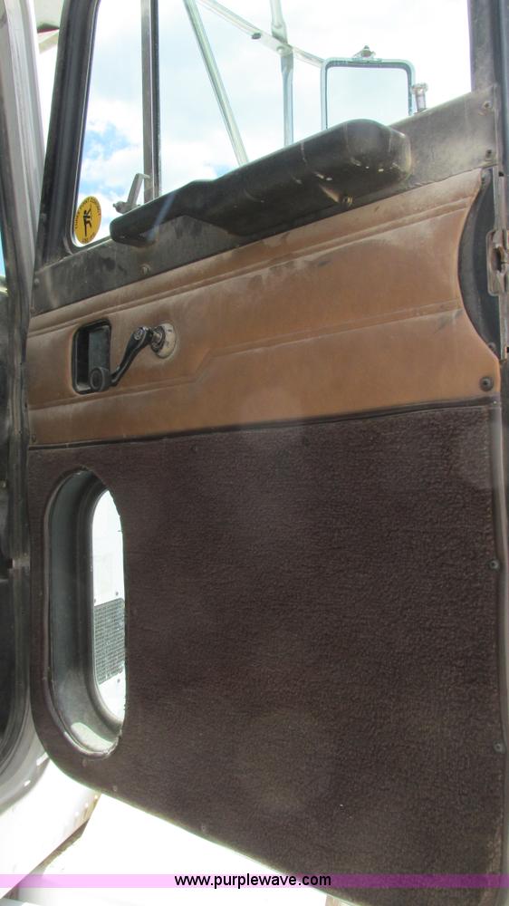 image for item I3041 1999 Peterbilt 377 semi truck