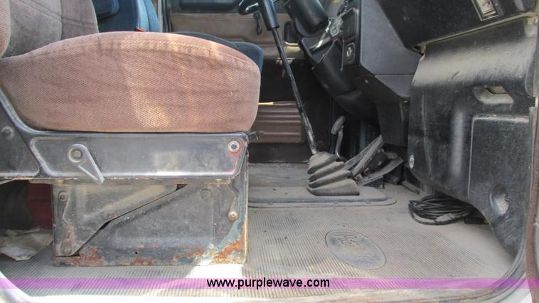 image for item I3041 1999 Peterbilt 377 semi truck