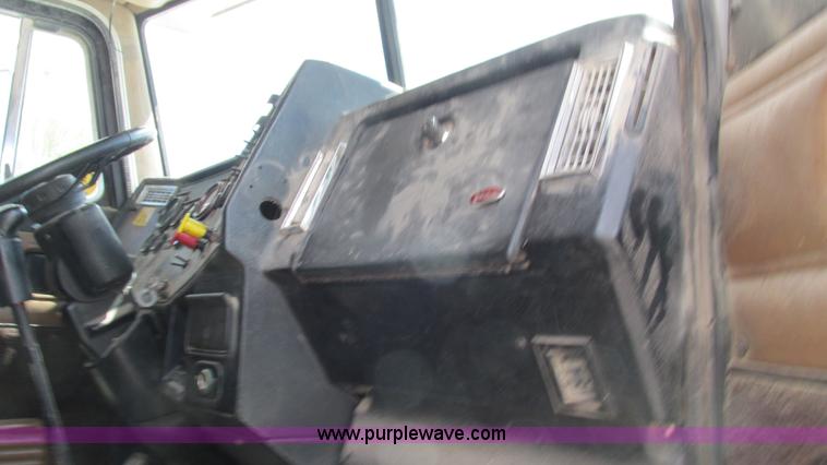 image for item I3041 1999 Peterbilt 377 semi truck