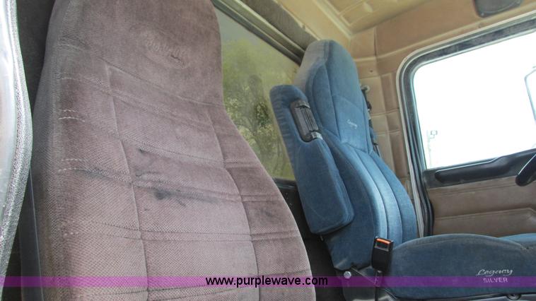 image for item I3041 1999 Peterbilt 377 semi truck