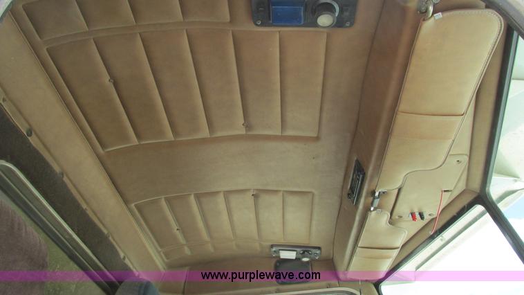 image for item I3041 1999 Peterbilt 377 semi truck