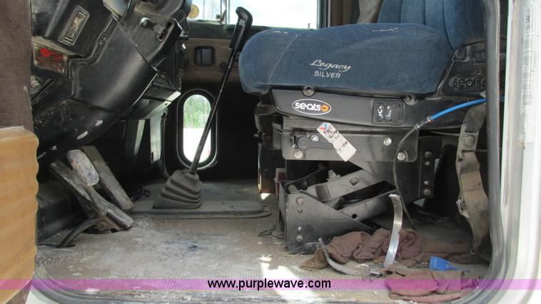 image for item I3041 1999 Peterbilt 377 semi truck