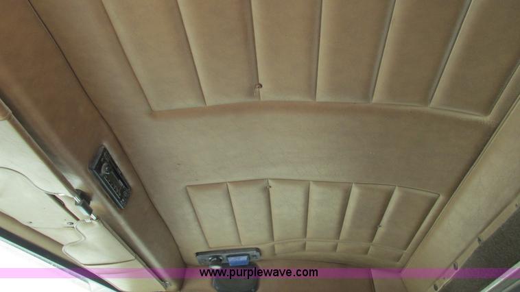 image for item I3041 1999 Peterbilt 377 semi truck