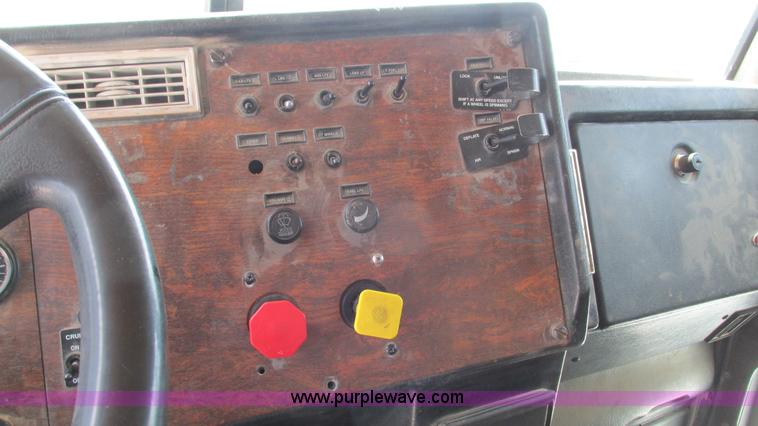 image for item I3041 1999 Peterbilt 377 semi truck