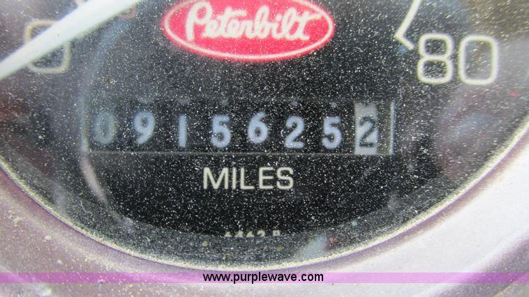 image for item I3041 1999 Peterbilt 377 semi truck