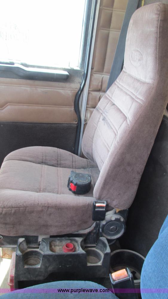 image for item I3041 1999 Peterbilt 377 semi truck