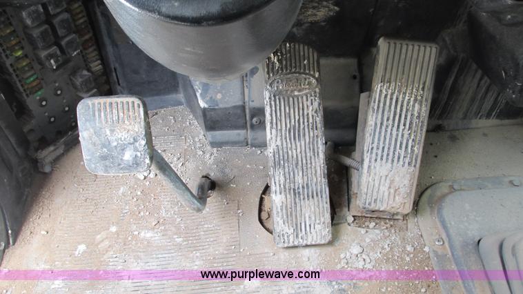 image for item I3041 1999 Peterbilt 377 semi truck