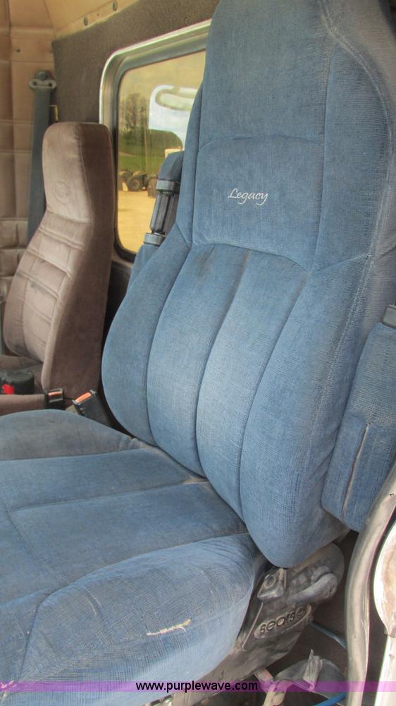 image for item I3041 1999 Peterbilt 377 semi truck