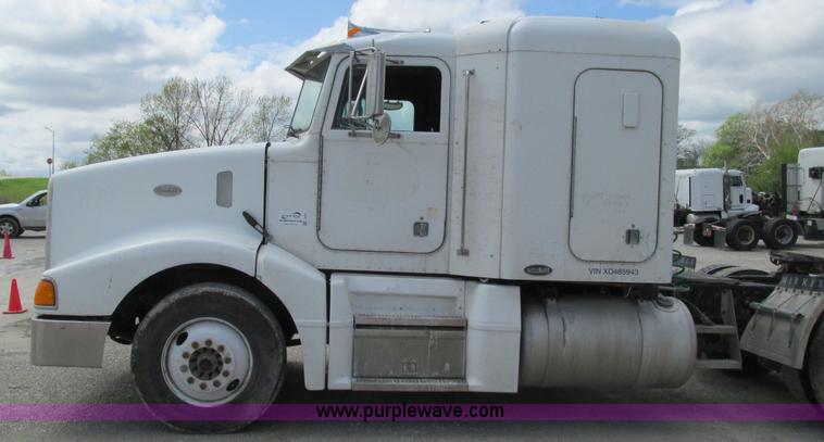 image for item I3042 1999 Peterbilt 377 semi truck