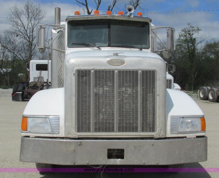 image for item I3042 1999 Peterbilt 377 semi truck
