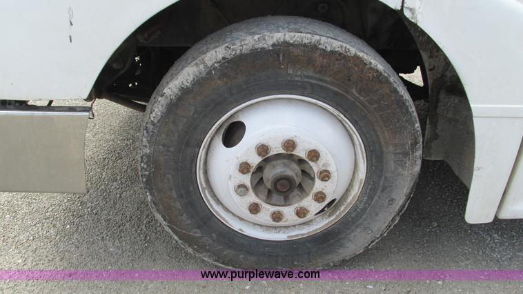 image for item I3042 1999 Peterbilt 377 semi truck