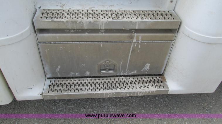 image for item I3042 1999 Peterbilt 377 semi truck