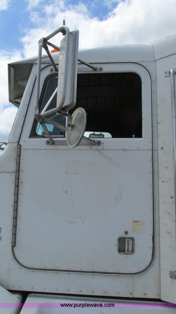image for item I3042 1999 Peterbilt 377 semi truck