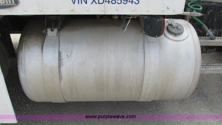 image for item I3042 1999 Peterbilt 377 semi truck