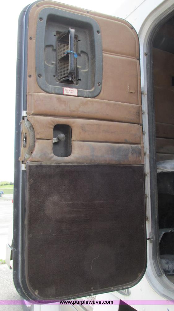 image for item I3042 1999 Peterbilt 377 semi truck