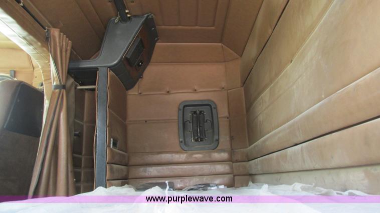 image for item I3042 1999 Peterbilt 377 semi truck