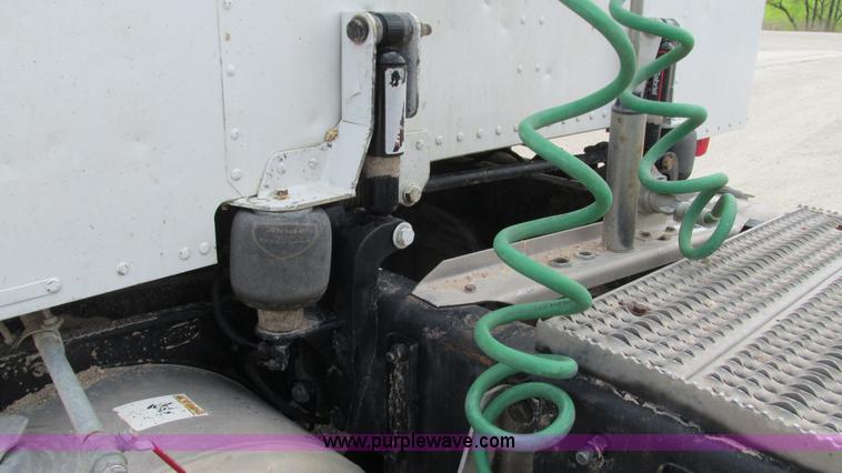 image for item I3042 1999 Peterbilt 377 semi truck