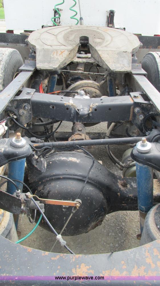 image for item I3042 1999 Peterbilt 377 semi truck