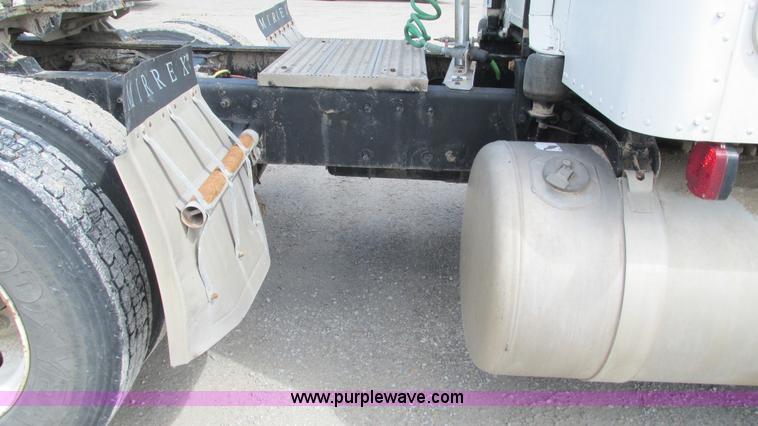 image for item I3042 1999 Peterbilt 377 semi truck