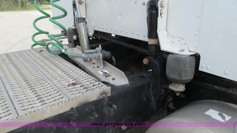 image for item I3042 1999 Peterbilt 377 semi truck