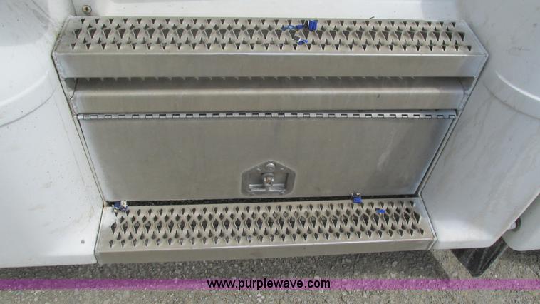 image for item I3042 1999 Peterbilt 377 semi truck