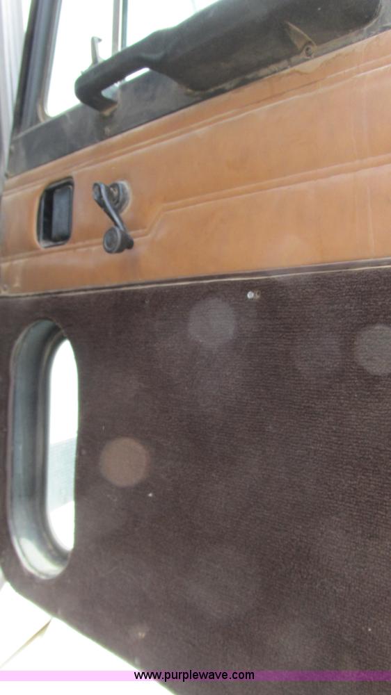 image for item I3042 1999 Peterbilt 377 semi truck