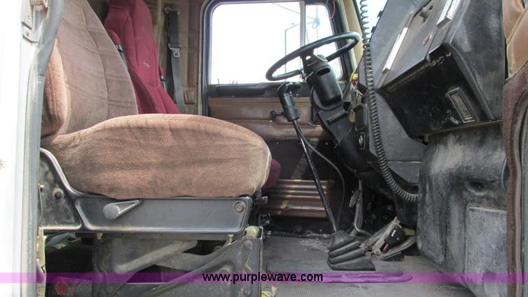 image for item I3042 1999 Peterbilt 377 semi truck