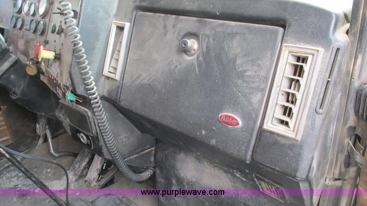 image for item I3042 1999 Peterbilt 377 semi truck