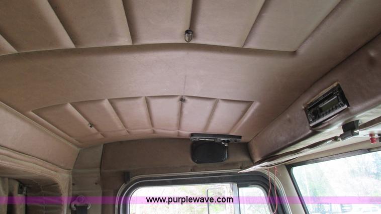 image for item I3042 1999 Peterbilt 377 semi truck