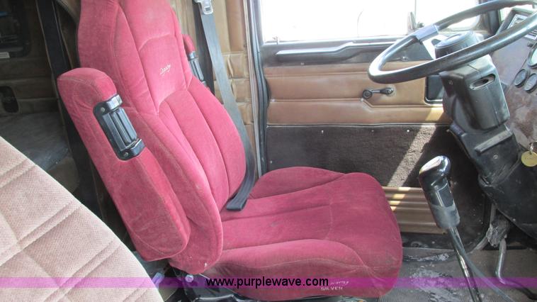 image for item I3042 1999 Peterbilt 377 semi truck