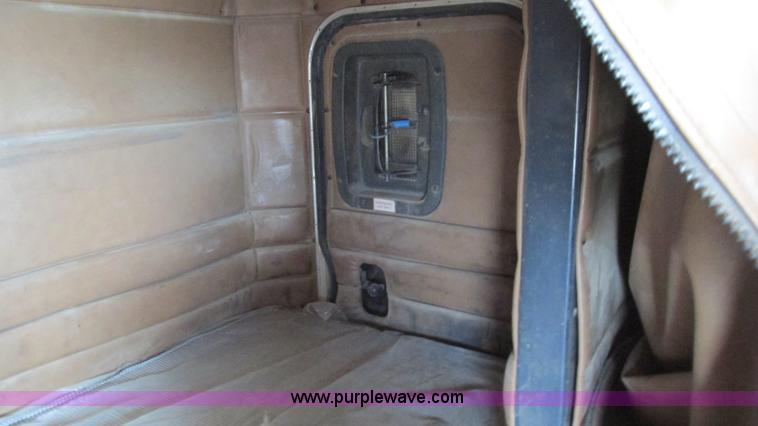 image for item I3042 1999 Peterbilt 377 semi truck