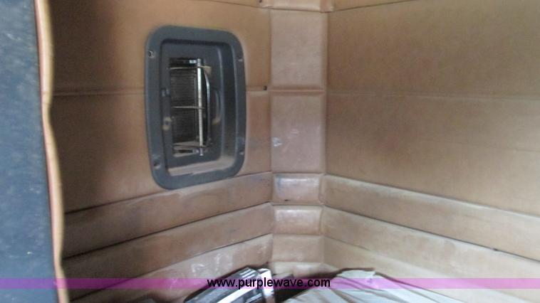 image for item I3042 1999 Peterbilt 377 semi truck