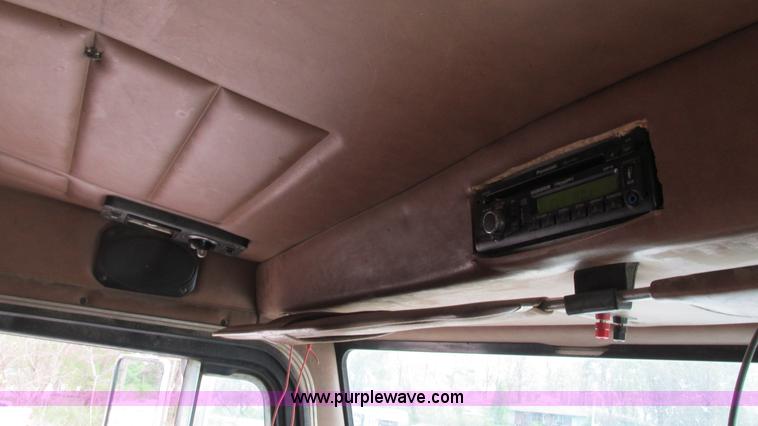 image for item I3042 1999 Peterbilt 377 semi truck