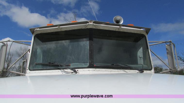 image for item I3042 1999 Peterbilt 377 semi truck