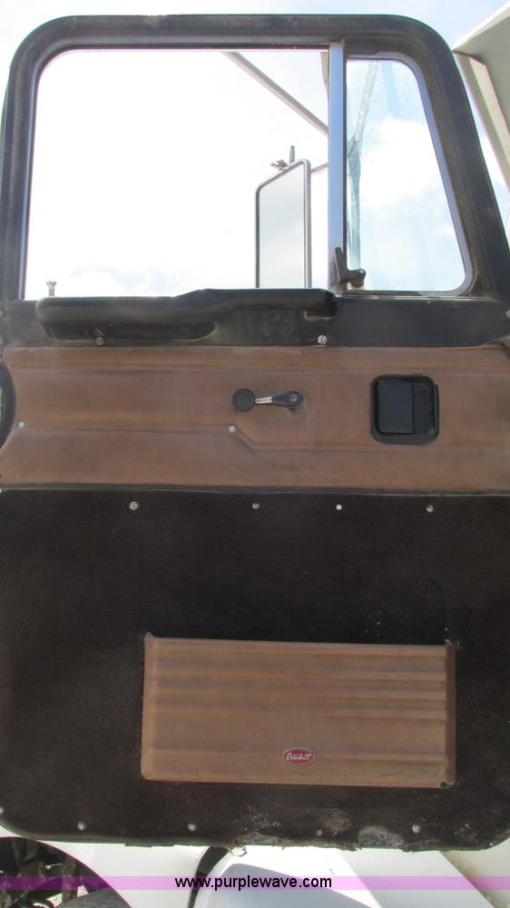 image for item I3042 1999 Peterbilt 377 semi truck