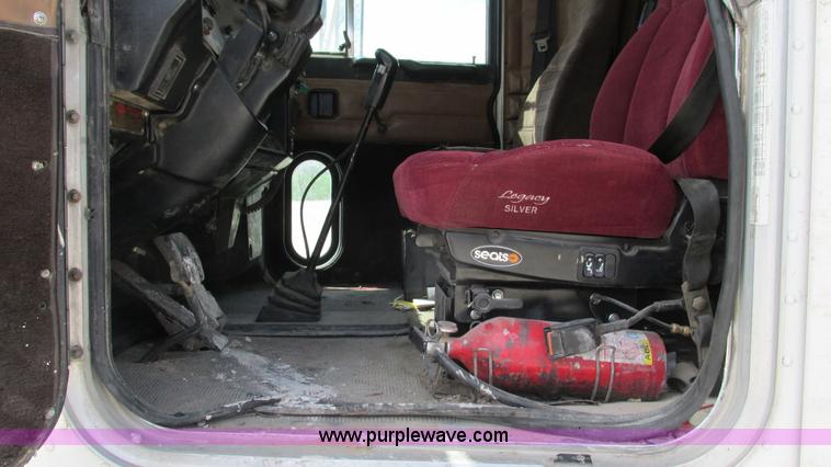 image for item I3042 1999 Peterbilt 377 semi truck