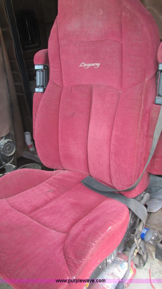 image for item I3042 1999 Peterbilt 377 semi truck