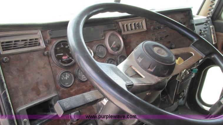 image for item I3042 1999 Peterbilt 377 semi truck