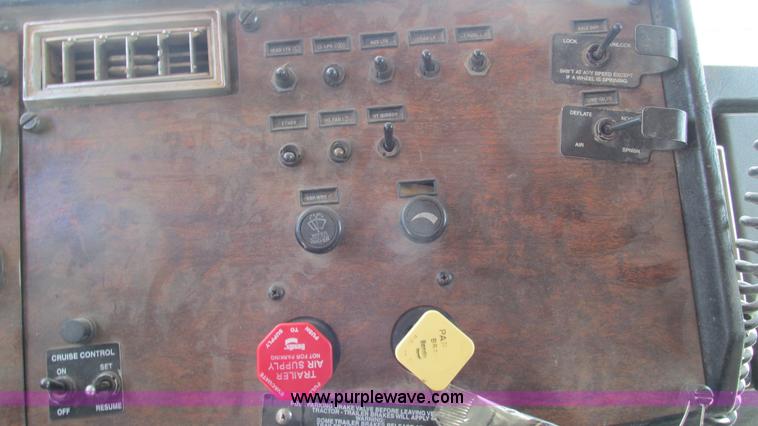 image for item I3042 1999 Peterbilt 377 semi truck