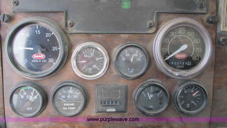 image for item I3042 1999 Peterbilt 377 semi truck