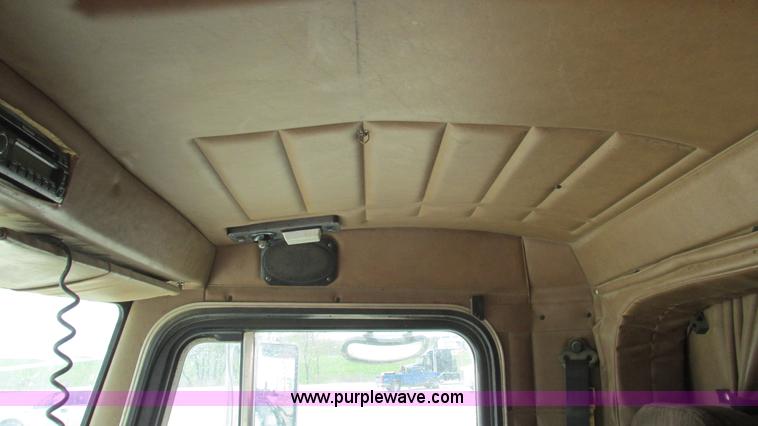 image for item I3042 1999 Peterbilt 377 semi truck